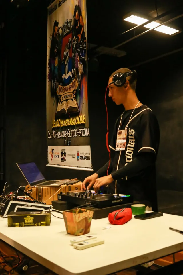 DJ TH nos equipamentos de discotecagem