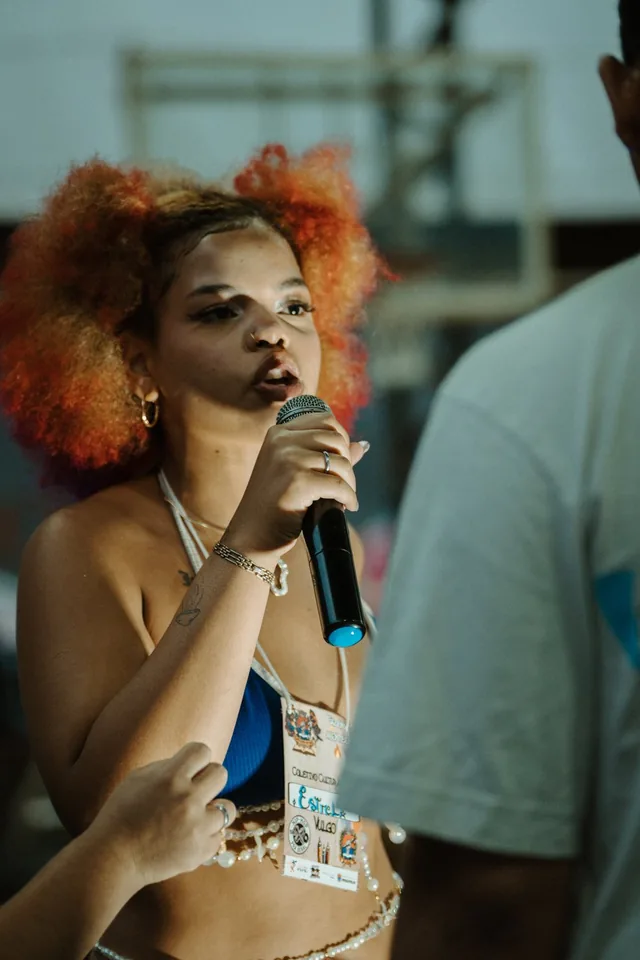 Foto de Estrela MC (Ester Hellena) rimando ao microfone