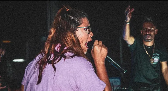 Japa MC cantando ao microfone
